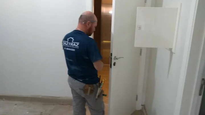 Eletricista em Balne�rio Cambori� � tomadas, lumin�rias e quadro em obra