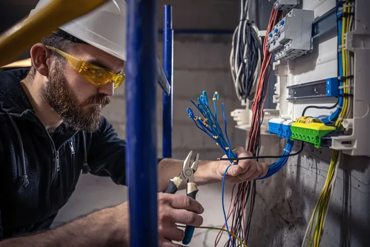 Trabalho real de eletricista em Palhoça na Grande Florianópolis