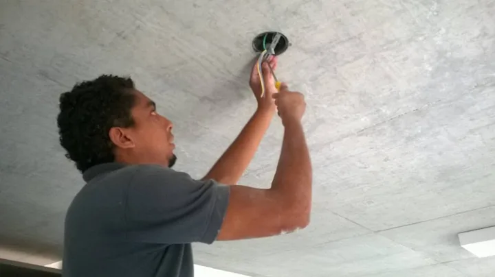 Serviço elétrico em São José com acabamento profissional