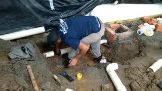 Encanador em Balneário Camboriú realizando serviço hidráulico residencial