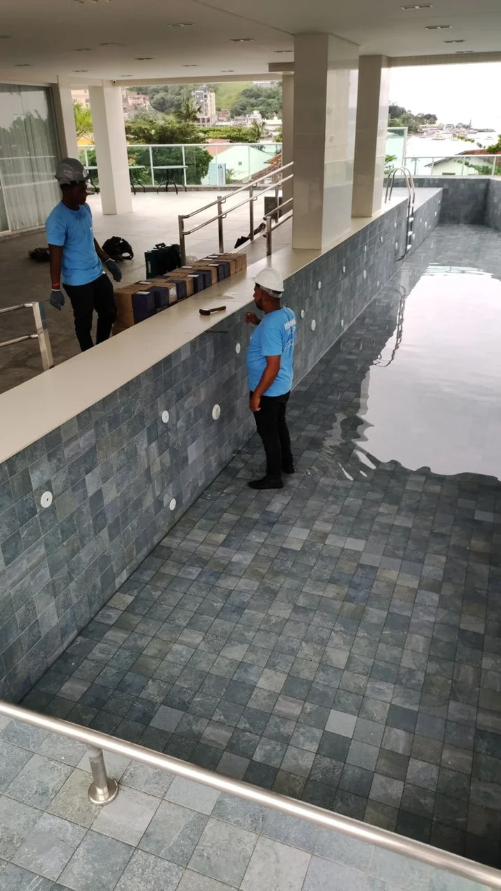 Serviço de encanamento em Balneário Camboriú durante manutenção residencial