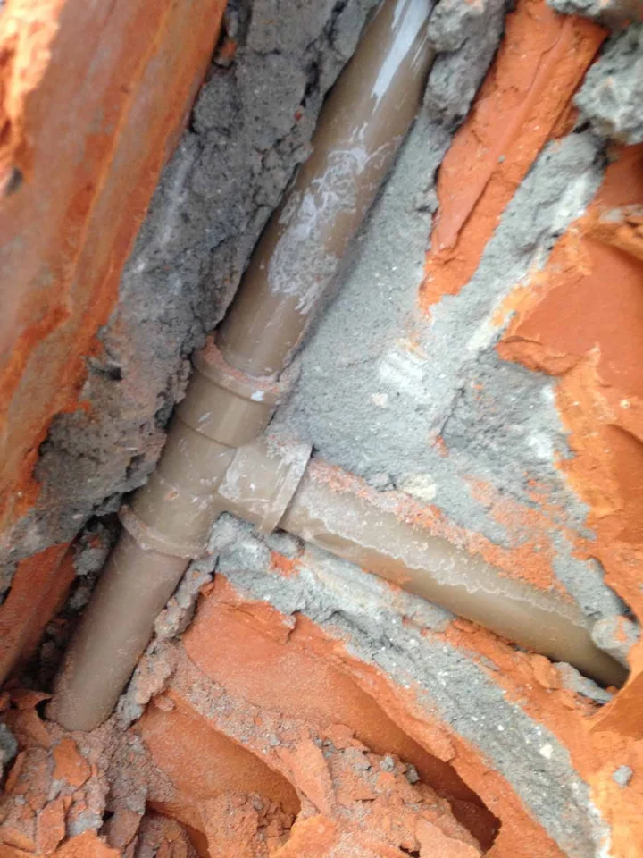 Trabalho real de encanador em Balneário Camboriú na Grande Florianópolis