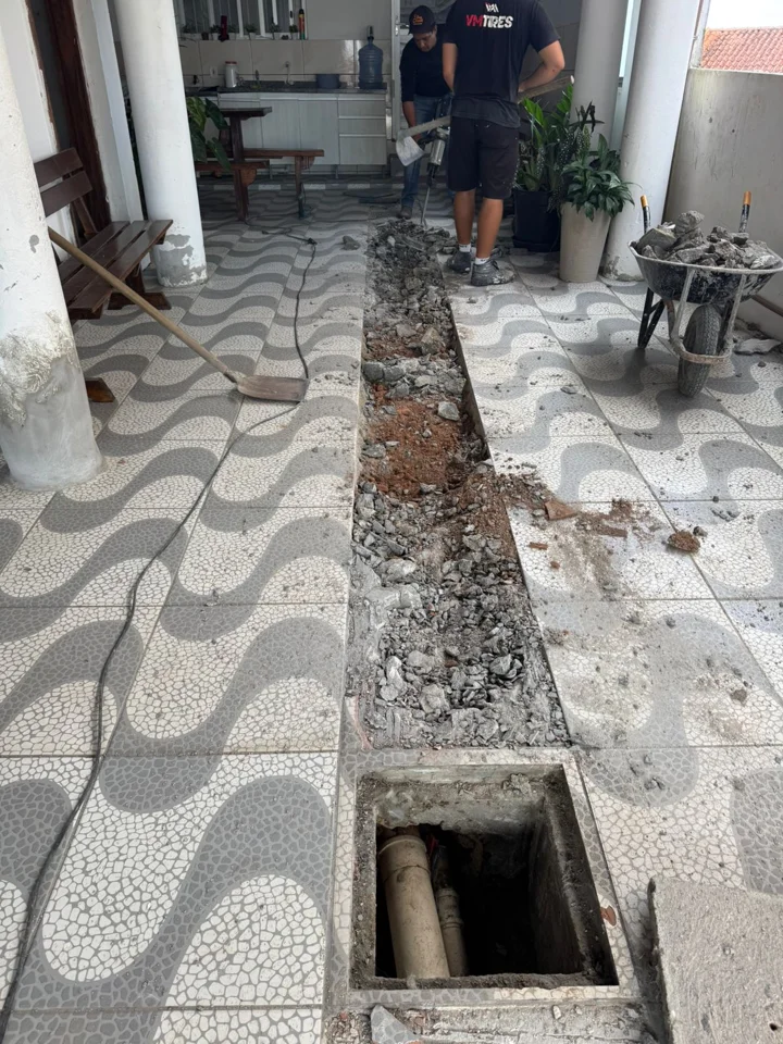 Encanador em São José — piso, contrapiso e instalações em obra