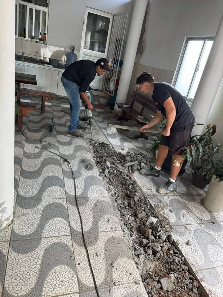Encanador em São José realizando reparo e teste final