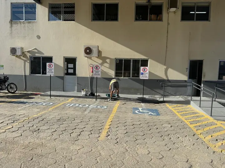 Pedreiro em Balneário Camboriú SC executando reforma de banheiro com acabamento profissional