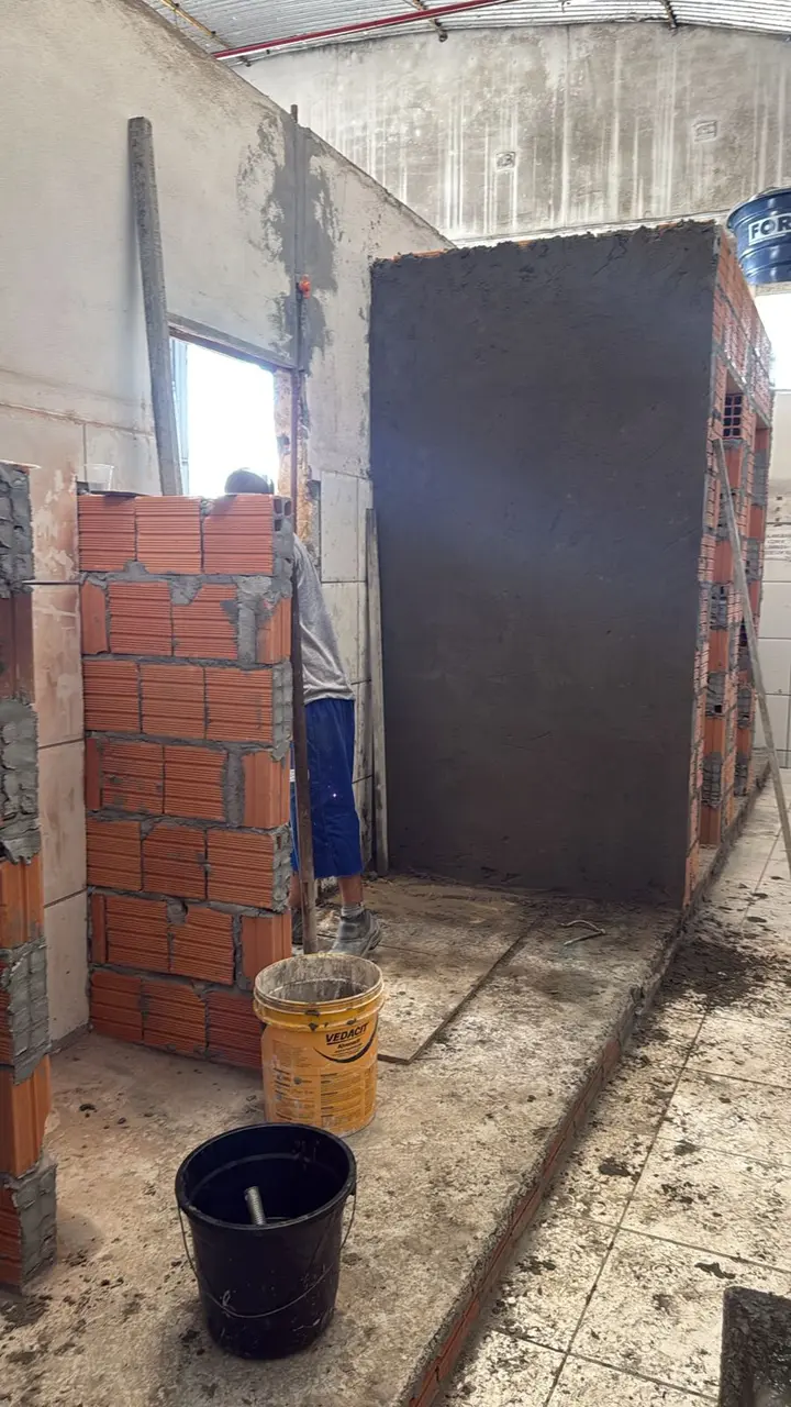 Pedreiro profissional Balneário Camboriú realizando assentamento de piso em reforma