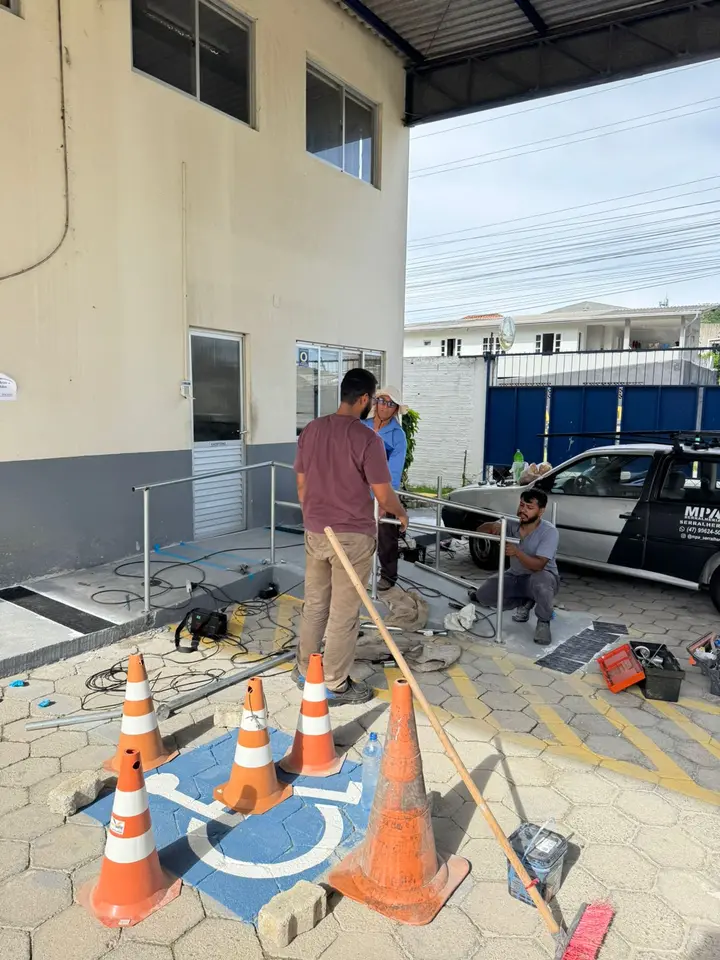 Troca de piso e nivelamento em reforma em São José