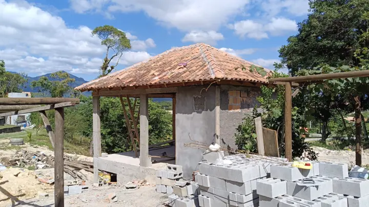 Troca de telhas e ajuste de calhas em São José