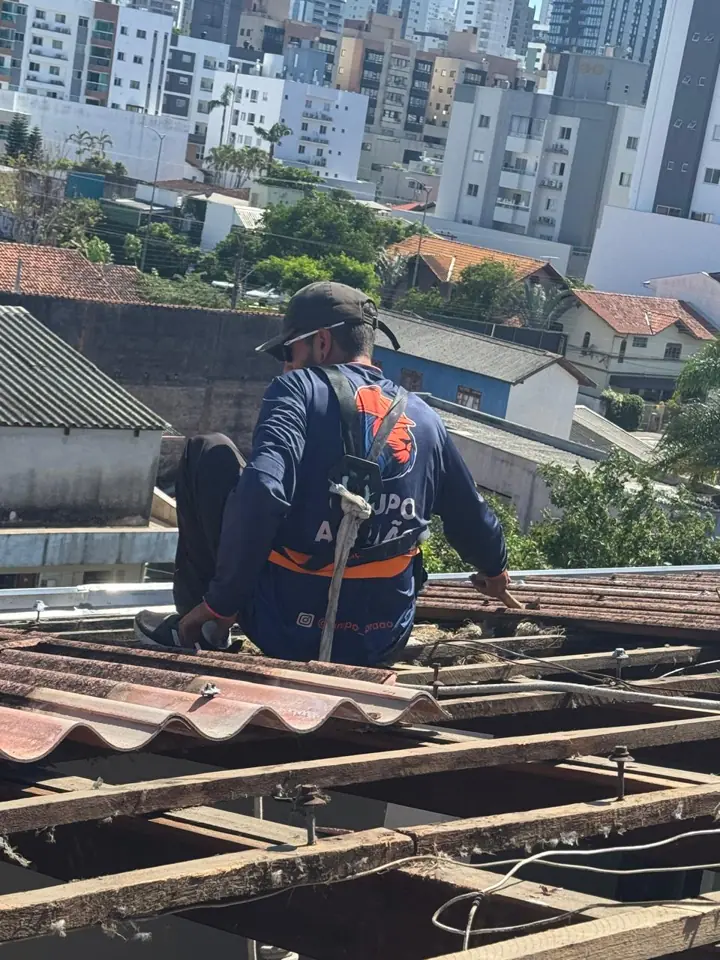 Cobertura residencial e acabamento de telhado em São José